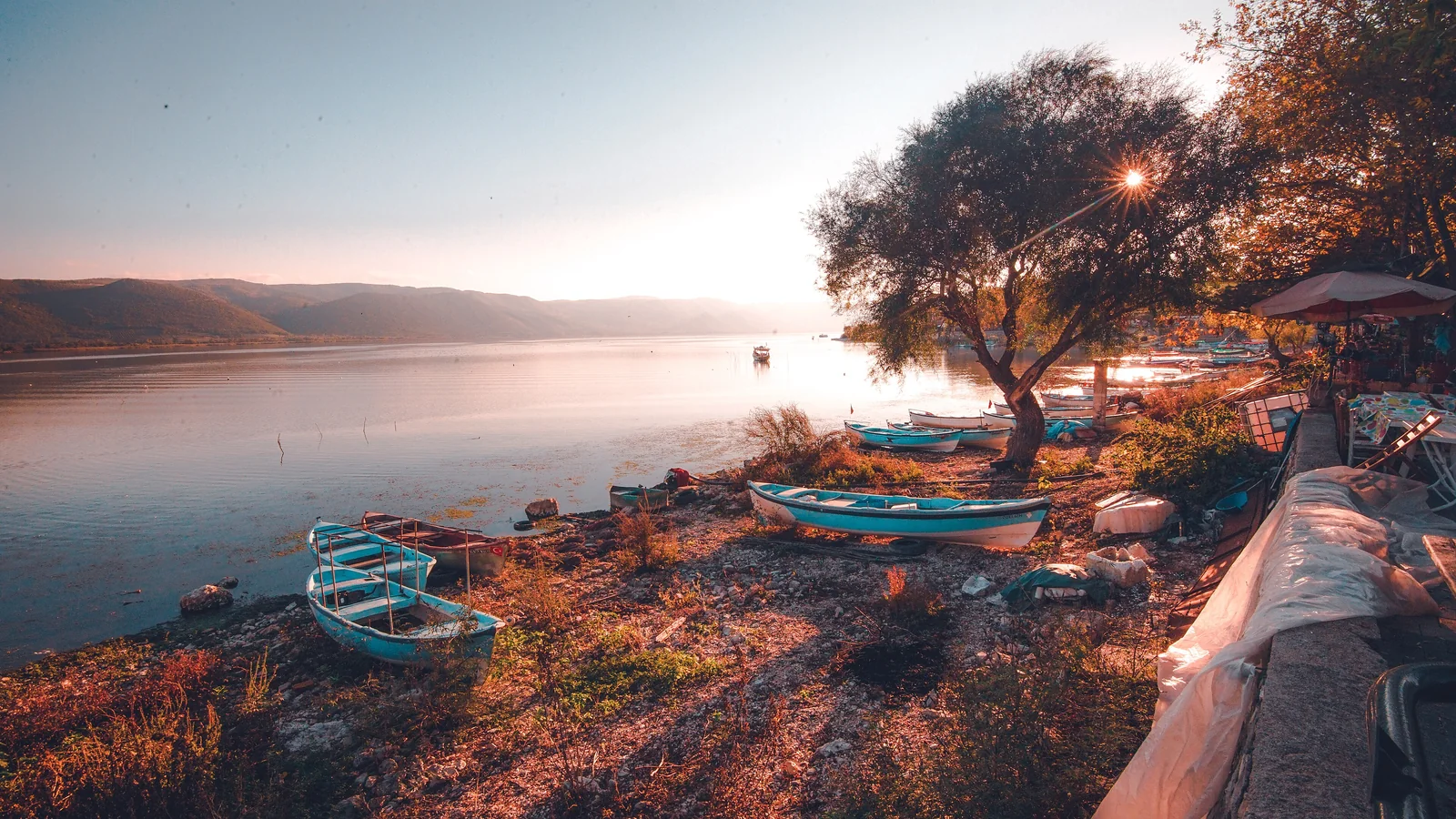 Gölyazı Uluabat Gölü kıyısı ve balıkçı tekneleri