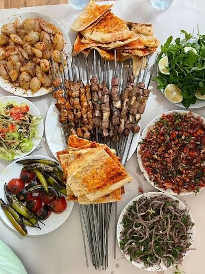 Şişlerde servis edilen ciğer kebabı, soğan salatası ve açık ekmekten oluşan Şanlıurfa ciğer kahvaltısı
