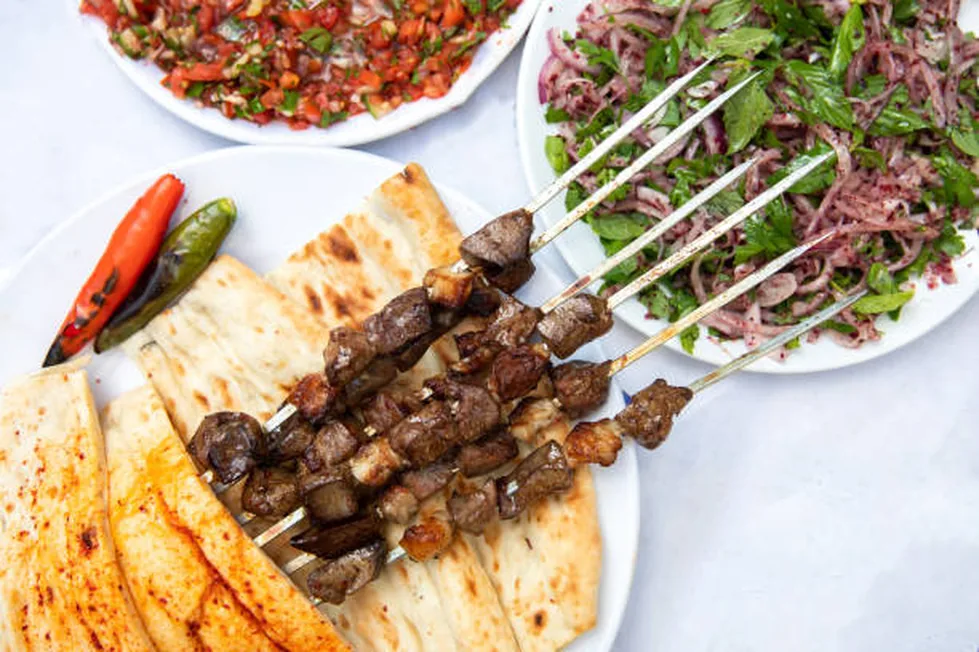 Açık ekmek ve soğan salatasıyla servis edilen Şanlıurfa ciğer kebabı