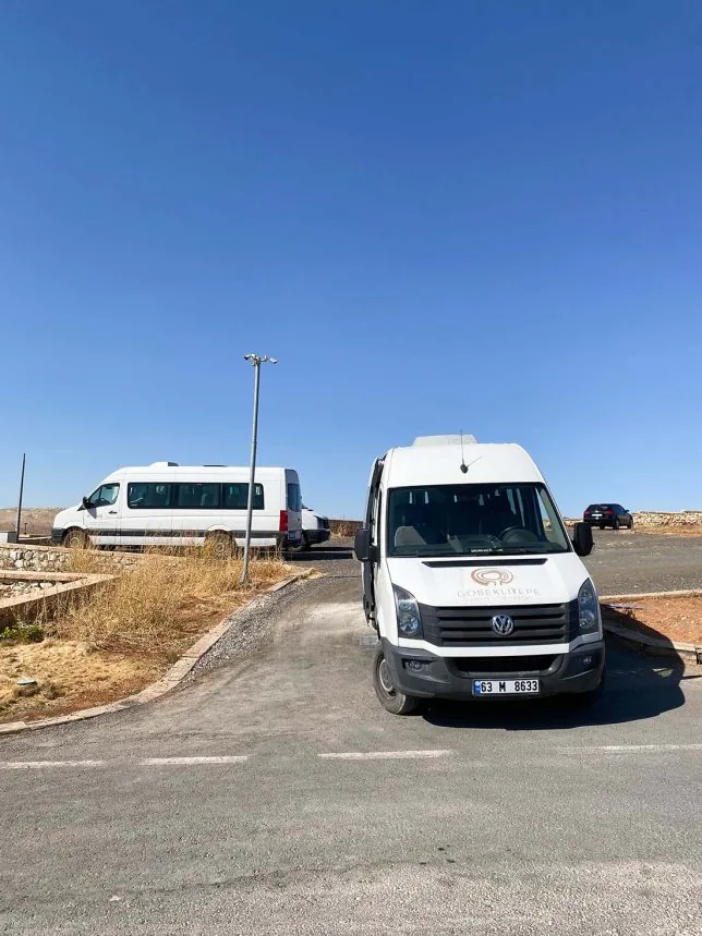 Şanlıurfa çevre gezilerinde kullanılan tur minibüsleri