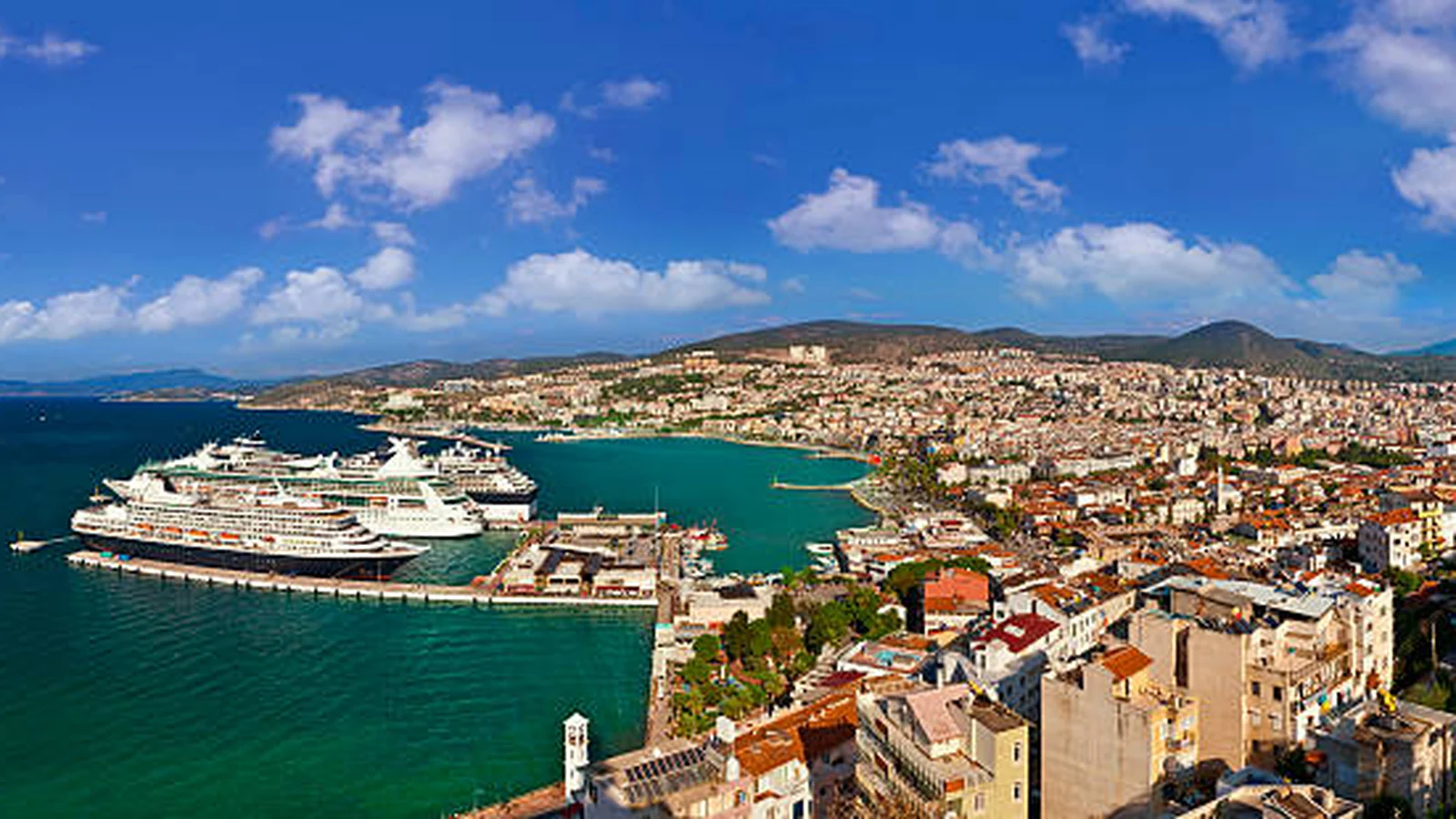 Kuşadası liman, şehir ve kruvaziyer gemileri panoraması