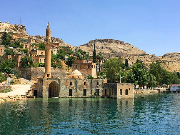Halfeti kıyısında çocuklu ailelere uygun sakin manzara