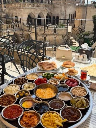 Balıklıgöl manzaralı kahvaltı sofrası