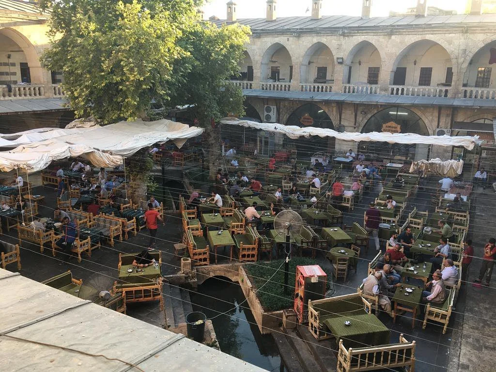 Şanlıurfa Gümrük Hanı avlusunda oturma alanları