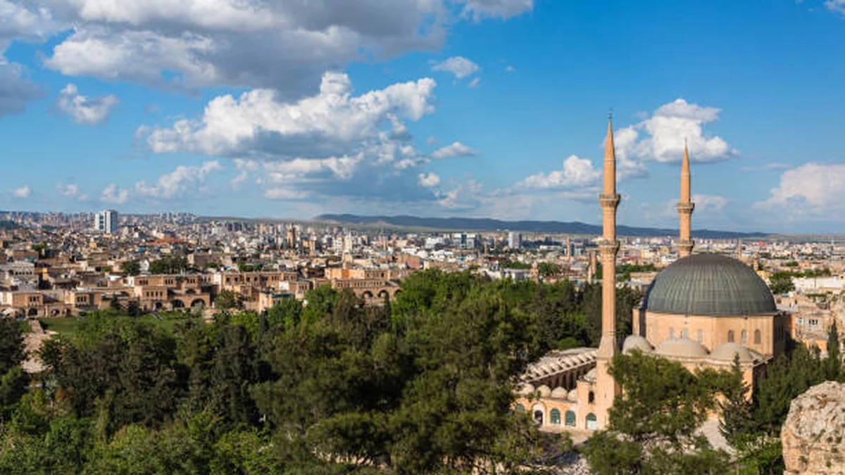Şanlıurfa şehir merkezi ve tarihî mimarisinin panoramik görünümü