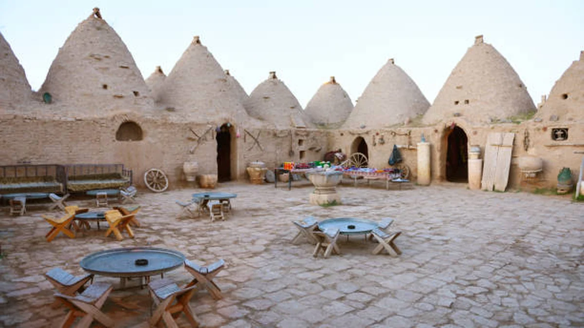 Harran kümbet evlerinin avlusunda geleneksel kahvaltı ortamı