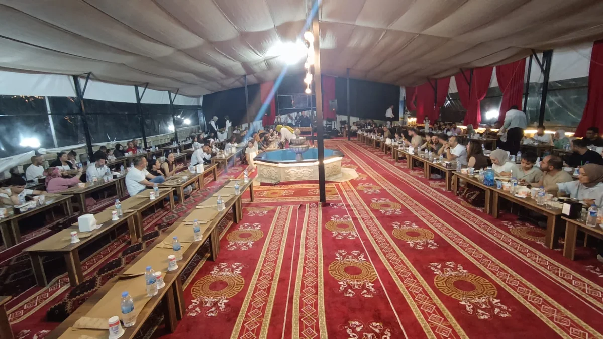 Şanlıurfa sıra gecesinde geleneksel müzik ve yöresel sofra