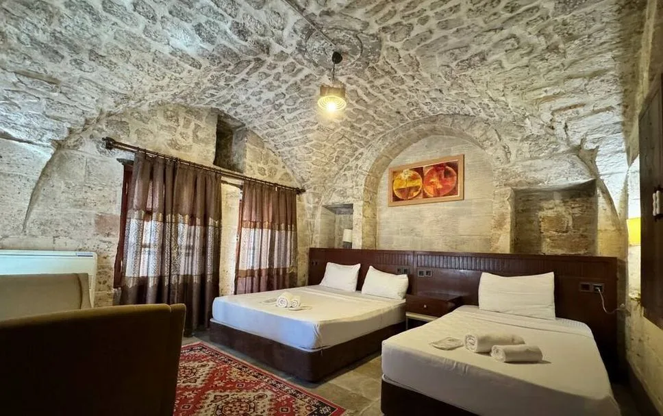 Şanlıurfa tarihî konakta çift ve tek yataklı üç kişilik oda
