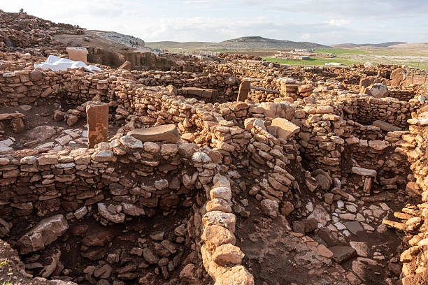 Karahantepe kazı alanında taş duvarlar ve Neolitik kalıntılar