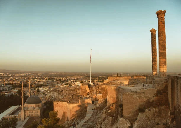 Şanlıurfa Kalesi sütunları ve şehir manzarası
