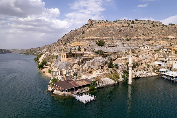 Halfeti Savaşan Köyü kıyısında yarı batık minare