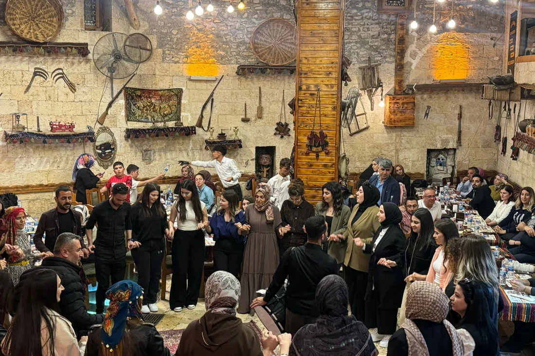Urfa sıra gecesinde geleneksel program ve yöresel eğlence